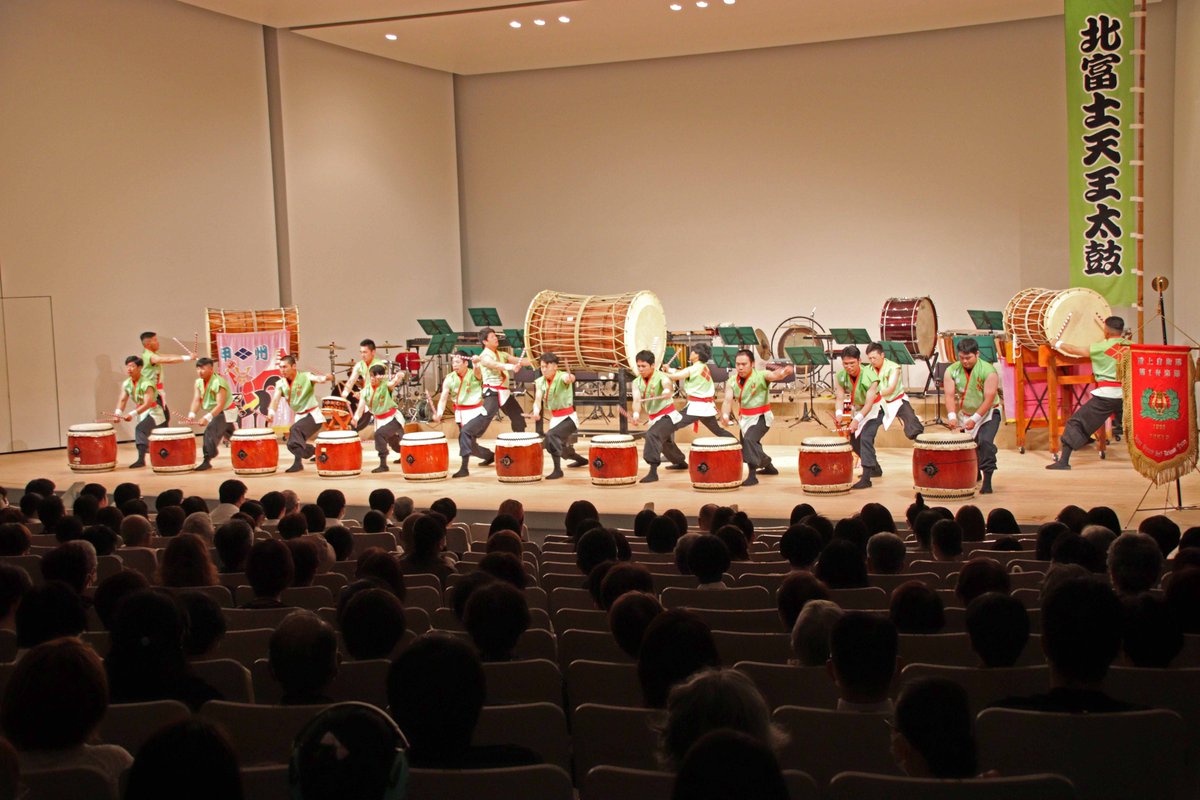 【新年挨拶】

新年明けましておめでとうございます。
#北富士駐屯地 は、これからも #日本 象徴の #富士山 の麓で、我が国の平和と国民の安全・安心のため日々任務に邁進して参ります。
本年もよろしくお願いいたします。
#自衛隊  #自衛官