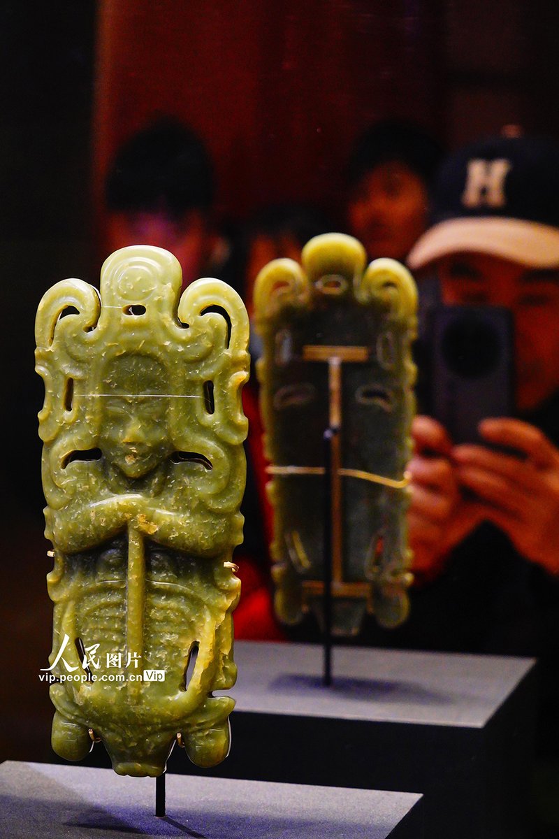 PDChinese's tweet photo. 【凌家灘遺址玉器文物精華集中亮相故宮博物院】近日，“文明先鋒—凌家灘文化玉器展”在故宮博物院文華殿開幕。此次展覽不僅是凌家灘遺址出土玉器首次完整的合璧展出，也是其精華文物集大成的展覽。該遺址位於安徽省馬鞍山市含山縣，距今已有5800年至5300年歷史，是中華文明新石器時代的重要標誌之一。 https://t.co/dLAGfSl8ZG