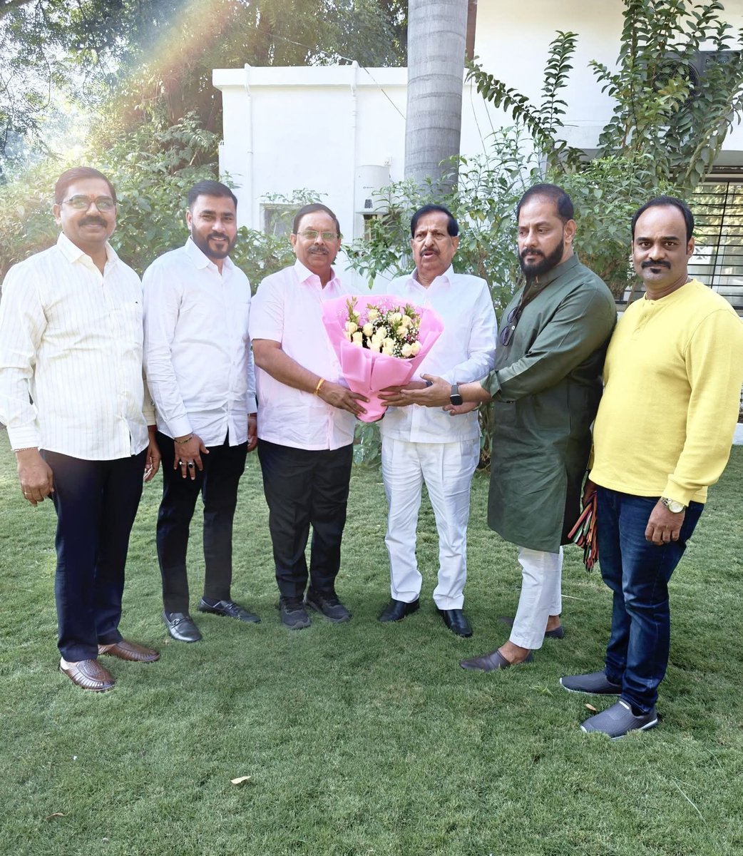 santoshdjaiswal's tweet photo. भाजपाचे ज्येष्ठ नेते श्री. गणेशजी नाईक साहेब यांनी रविवारी कॅबिनेट मंत्रीपदाची शपथ घेतली. भाजपाचे ठाणे शहर जिल्हाध्यक्ष श्री. संजयजी वाघुले, मा. उपमहापौर श्री. मुकेशजी मोकाशी यांच्यासमवेत नागपूर येथे भेट घेऊन श्री. नाईक साहेबांचे अभिनंदन केले. 
https://t.co/MKHidqUWl8

via MyNt https://t.co/C8WhjsymOb