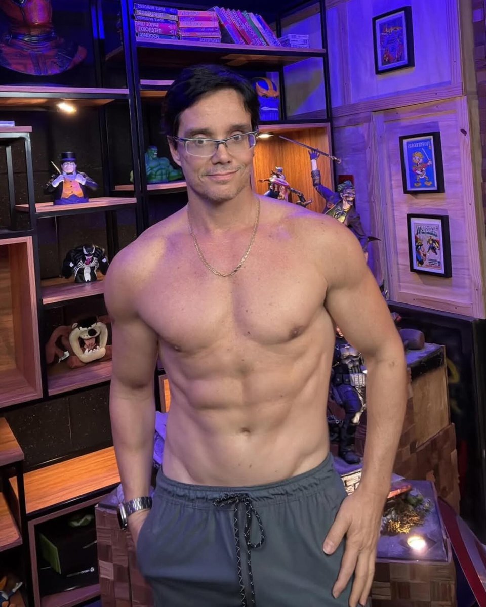 Romega_TV's tweet image. #PeterJordan, de #EiNerd, considerado uno de los canales geek y de cultura pop más importantes de Brasil, cautiva a la web al lucir un cuerpo tonificado a sus 47 años. 🔥🫦