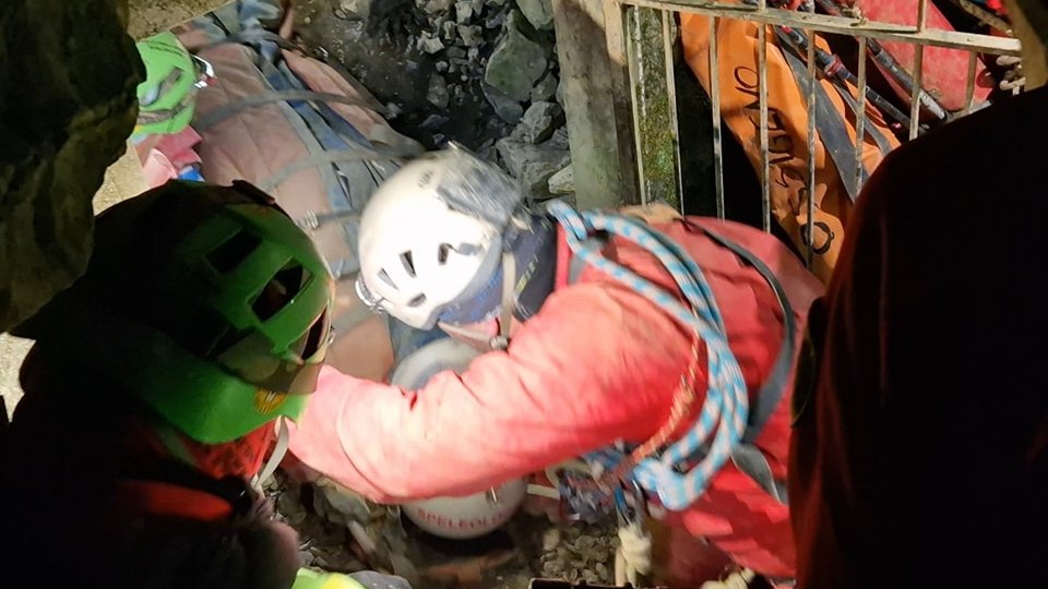 Alle ore 2:59 del 18 dicembre i nostri soccorritori hanno raggiunto l’uscita insieme alla barella con la speleologa infortunatasi in un’area esplorativa della grotta Abisso Bueno Fonteno nel pomeriggio di sabato scorso. Qui i dettagli: facebook.com/photo/?fbid=99…