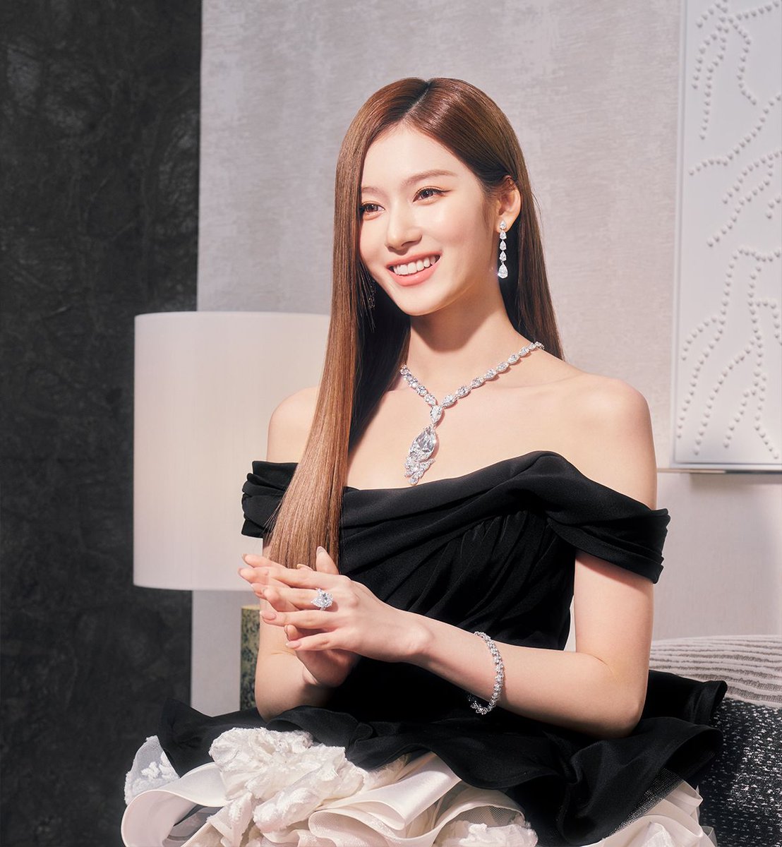 voguejp's tweet photo. 至高の輝きに目を奪われる。TWICE SANA×グラフの極上ダイヤモンド、比類なき美の競演
https://t.co/4yGvyeVRtN

#PR https://t.co/d28U3st85h