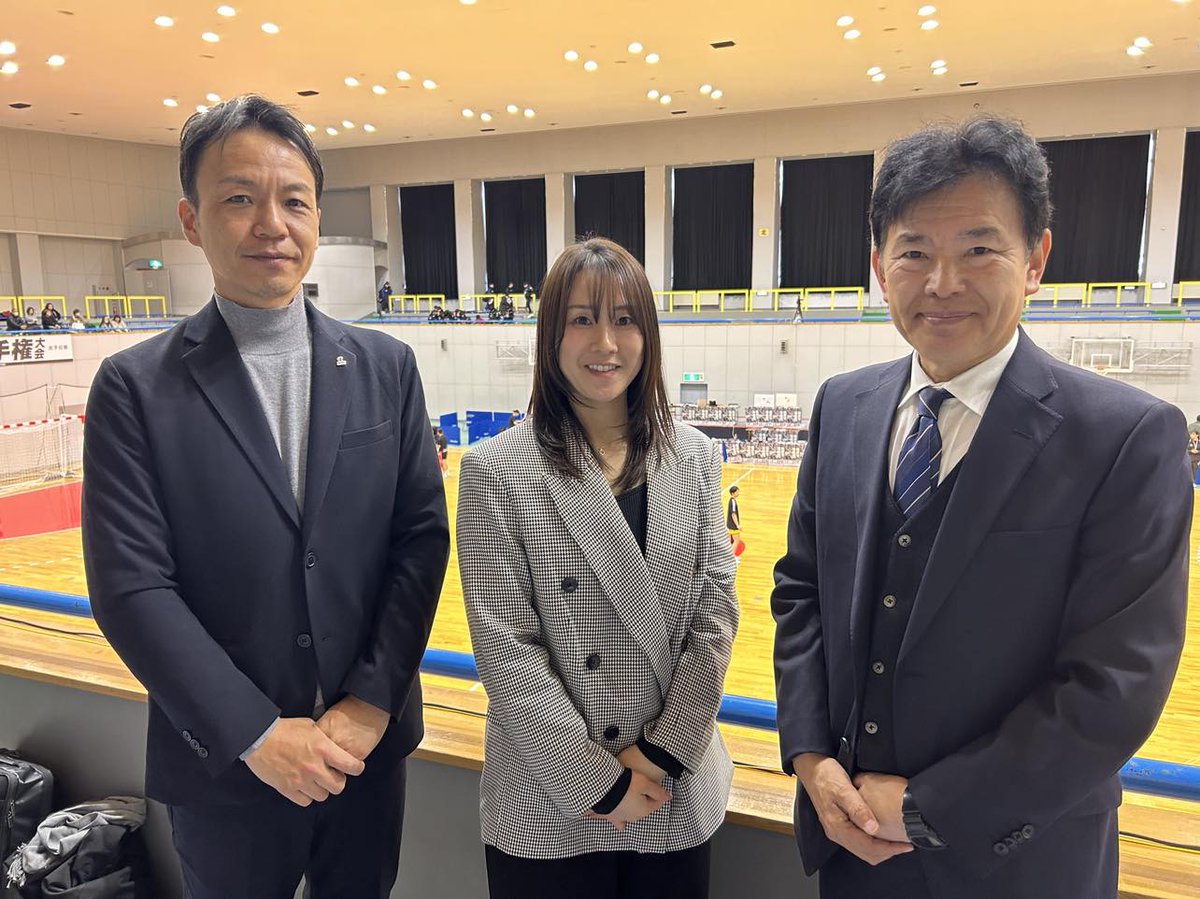 岡山に、ハンドボールの新しい女子チームが誕生した。

その名も「デレフォーレ岡山」。

「デレ」とは岡山弁で「ものすごい」。

「フォーレ」は、「放れ（ほおれ）」。

「岡山から、物凄いボールを、全国に向けて発信しよう」という想いが込められている。