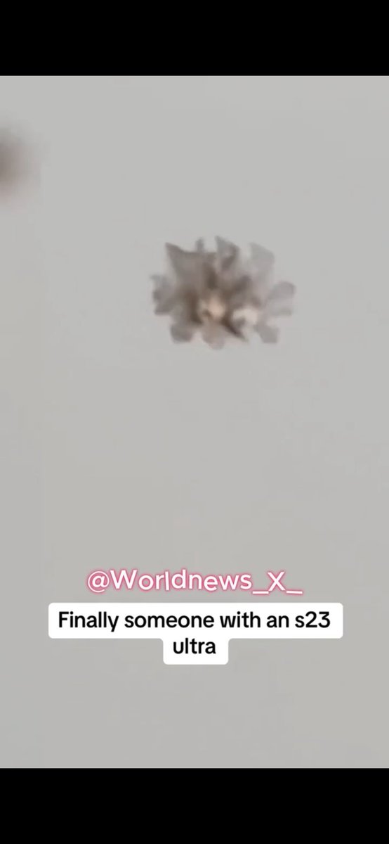 iLL_visions's tweet photo. @WorldNews_X_ Glitch special effects . This Is a fake . https://t.co/xAwAeAotSQ