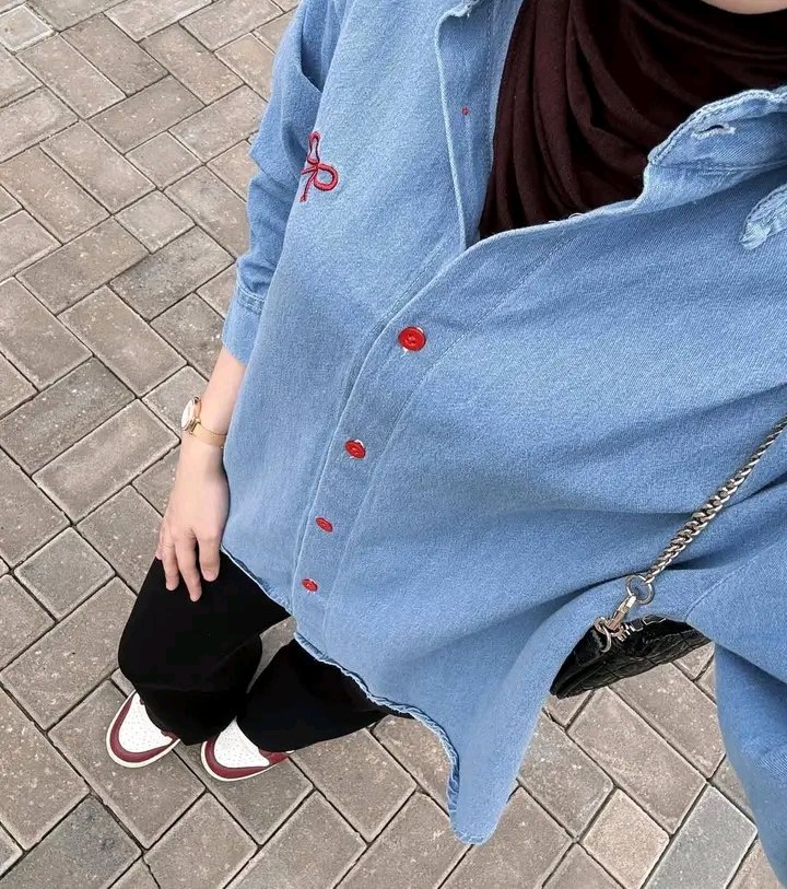 Yuhuuuu nemu kemeja denim lucu 😍
Gemes banget aksen bordir pita nya 🎀 bahan denim lembut dan adem pas dipakai 💯 di mix sama cutbray pants bikin tampilan makin kece, cocok buat ootd hangout 🫶 
Spill ⤵️
Kemeja: s.shopee.co.id/2funqfKqxw
Cutbray pants: s.shopee.co.id/1B603zBl11