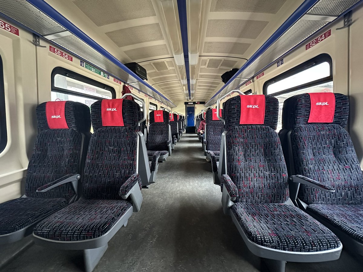 MarcelKlinowski's tweet photo. #SD85 (#DM90) to naprawdę ciekawe pojazdy spalinowe. W @PKPIntercityPDP jeżdżą w podwójnym zestawieniu. Fotele w 2. kl. bardziej komfortowe niż w niejednym zmodernizowanym wagonie IC 😊
#PociągiemPrzezPolskę https://t.co/Dud1vYSD5S