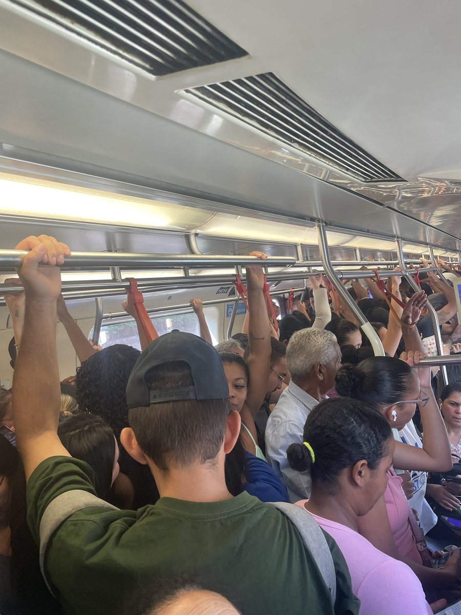 raffa7_'s tweet photo. @rodrigobocardi metrô fala que tá com falha nos trem mais tbm está parando em casa estação demorando 30 minutos ou mais em cada gente passando mal , ar condicionado quase não esta funcionando #bdsp https://t.co/13M7flj4t9