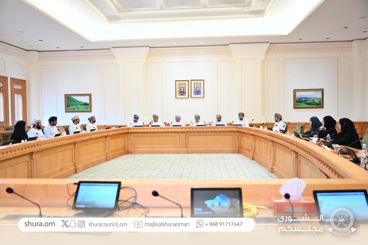 للوقوف على أسباب تسريحهم من وظائفهم؛

#لجنة_الشباب والموارد البشرية تستضيف عدداً من الموظفين الذين تم إخطارهم بالاستقالة الطوعية من إحدى الشركات الخاصة.

🔺 تحدث المواطنون عن الأسباب والمبررات التي أدت إلى تسريحهم، وتم استعراض عدد من الحلول والبدائل التي تقع على التحديات المتعلقة