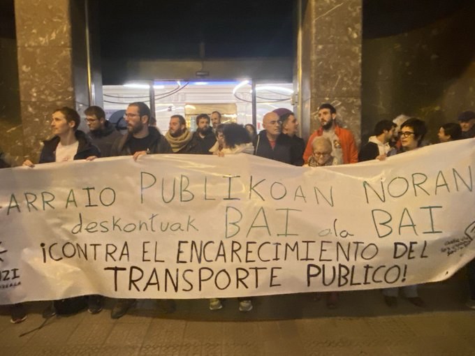 🤝 ELA se adhirió ayer a la movilización convocada por <a href="/JauziEkosoziala/">Jauzi Ekosoziala</a> y <a href="/EskubideenKarta/">EHko Eskubide Sozialen Karta</a> frente a la sede de Metro Bilbao. 

✅ El sindicato vasco considera imprescindible que el próximo año se mantenga el descuento del 50 % en el transporte público.

labur.eus/ggkac
