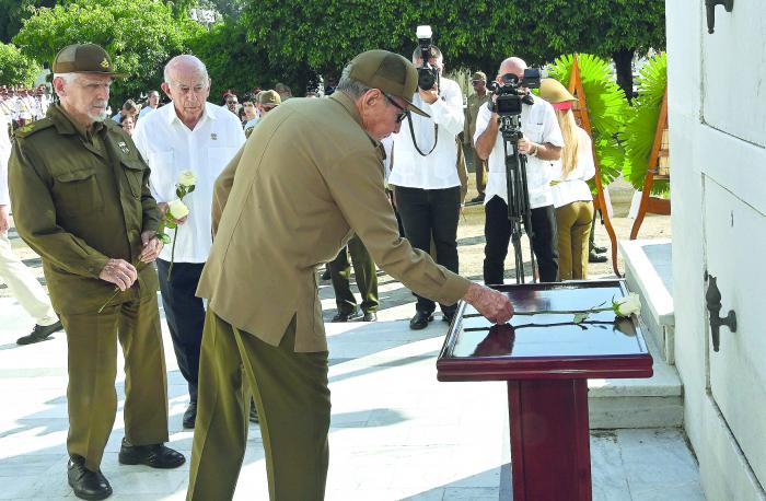El General de Ejército Raúl Castro Ruz  y el Primer Secretario del Comité Central del PCC y Presidente de la República, Miguel Díaz-Canel Bermúdez, rindieron tributo, al Comandante del Ejército Rebelde Julio Camacho Aguilera.
#UnidosXCuba
