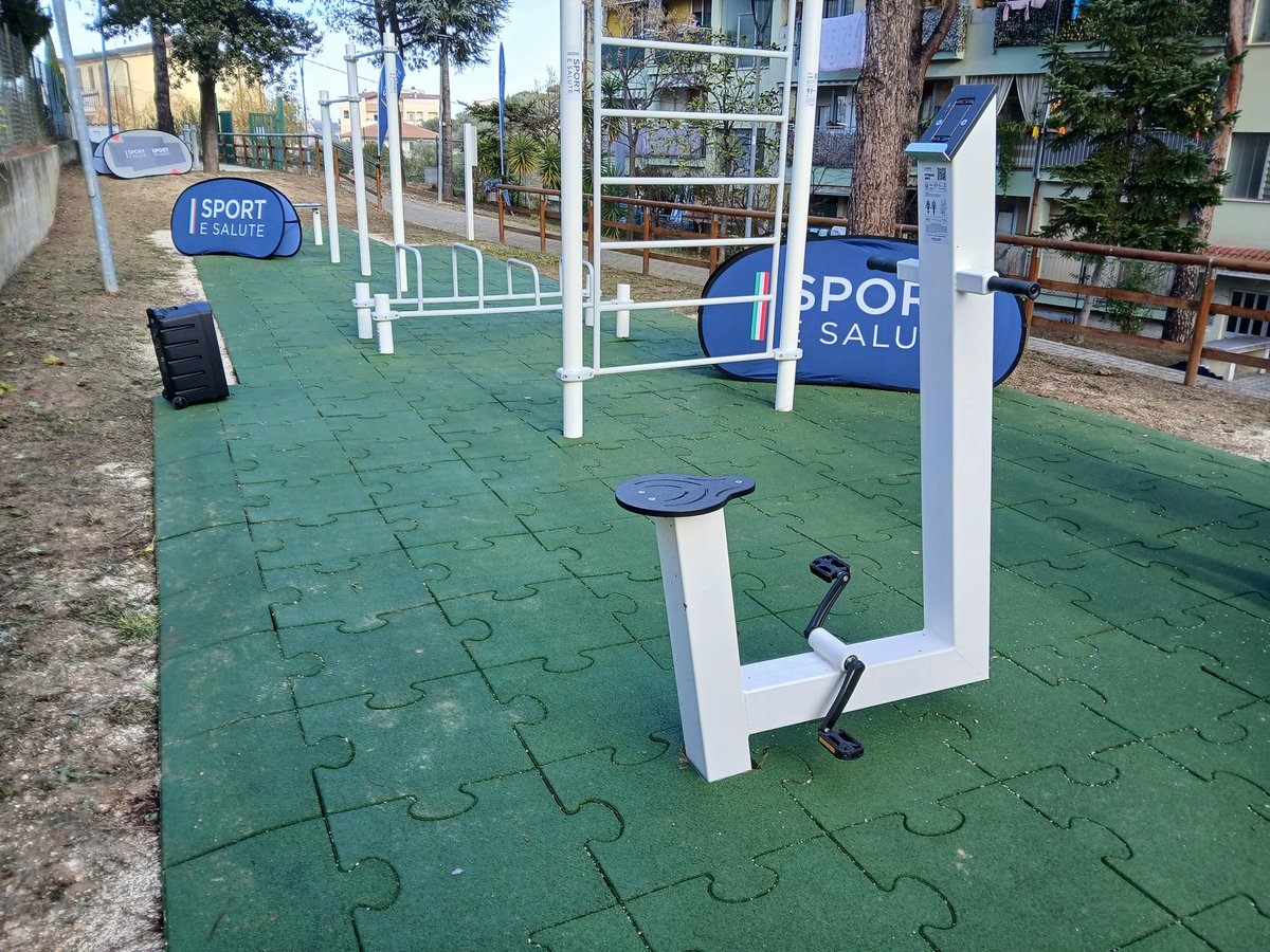 Angelredblack1's tweet photo. A #Spoltore inaugurata la prima palestra in aperto per tutti di Sport &amp; Salute. Il responsabile di Sport &amp; Salute fa notare che entro il 2050 l'#Italia sarà un paese per vecchi perché non si fanno figli. Al governo devono capire che impoverendo la popolazione sarà sempre peggio. https://t.co/HmrmIml0Xq