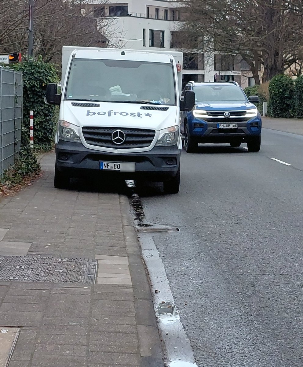 Heute mal wieder zu Fuß unterwegs. Verbindung S-Bahn zur Bushaltestelle.
Frau mit Kinderwagen von der anderen Seite musste auf die Fahrbahn ausweichen um drumrum zu kommen.   
<a href="/bofrostDE/">bofrost*</a>: Wie wäre es mit komplett auf der Fahrbahn bleiben? Autos müssen ohnehin in den Gegenverkehr.