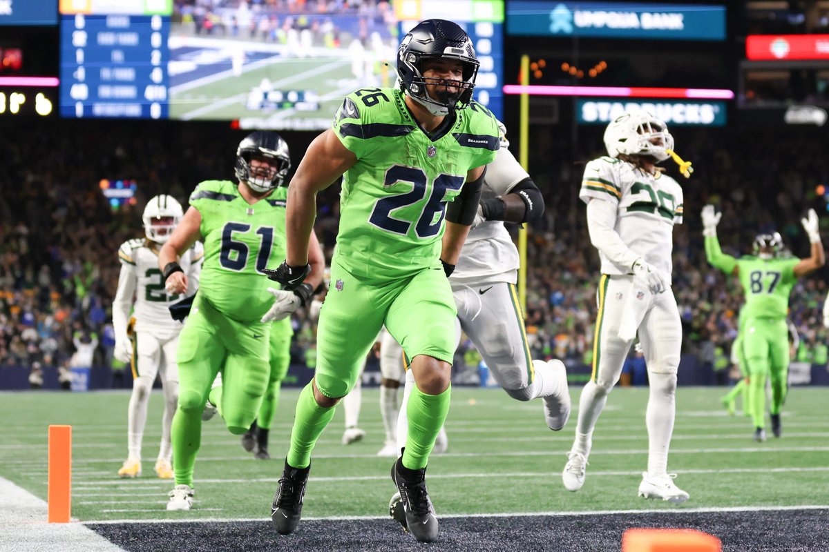12thMan_App's tweet image. Heading into week 16, the #Seahawks are ranked 15th on the #NFL's power rankings🤔

They say: "This roller-coaster season hasn't ended, but that sick feeling is starting to kick in with these final few twists and turns."