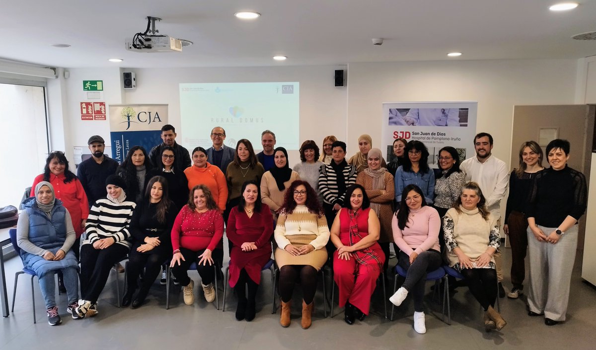 RuraldomusNav's tweet photo. Desde Rural Domus, @HSJD_Pamplona y
@ArreguiClinica, os presentamos la primera promoción de la Escuela de Cuidados Domiciliarios de Rural Domus, compuesta por 32 alumnas/os de las dos zonas de actuación: Sakana (Alsasua, Etxarri e Irurzun) y Ribera (Corella, Cintruenigo y Fitero) https://t.co/0RLrbRv0EE