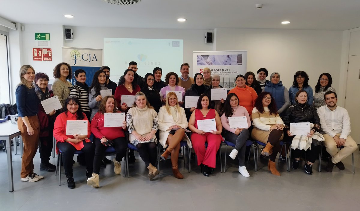 RuraldomusNav's tweet photo. Desde Rural Domus, @HSJD_Pamplona y
@ArreguiClinica, os presentamos la primera promoción de la Escuela de Cuidados Domiciliarios de Rural Domus, compuesta por 32 alumnas/os de las dos zonas de actuación: Sakana (Alsasua, Etxarri e Irurzun) y Ribera (Corella, Cintruenigo y Fitero) https://t.co/0RLrbRv0EE
