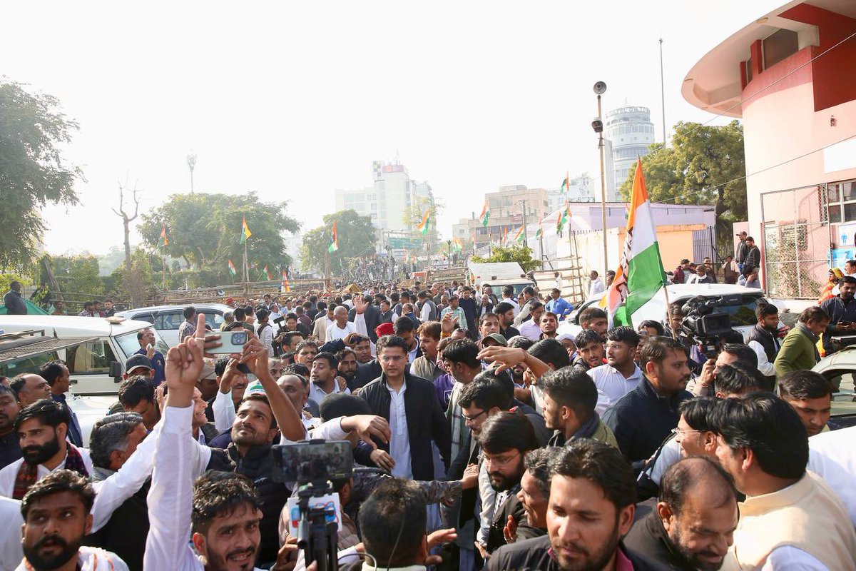 SachinPilot's tweet photo. केंद्र सरकार सदैव पूंजीपतियों की हितैषी रही है। किसान दिल्ली की सीमा पर बैठे हैं, अपना अधिकार मांग रहे हैं, लेकिन उन पर लाठी-डंडों एवं आसूं गैस के गोले दागे जा रहे हैं।

वही दूसरी ओर बड़े-बड़े पूंजीपतियों को एयरपोर्ट एवं रेलवे स्टेशन जैसी देश की संपत्तियां देकर सरकार उनके खजाने भर रही है।

मणिपुर महीनों से हिंसा की आग में जल रहा है लेकिन सरकार चुप्पी साधे बैठी है। लेकिन इस परिस्थिति में हम चुप नहीं बैठेंगे।
सड़क से लेकर सदन तक हम संघर्ष करेंगे, जनता की आवाज मजबूती से उठाएंगे।

प्रदेश कांग्रेस कमेटी द्वारा आयोजित राजभवन मार्च में सम्मिलित हुआ।
📍जयपुर
