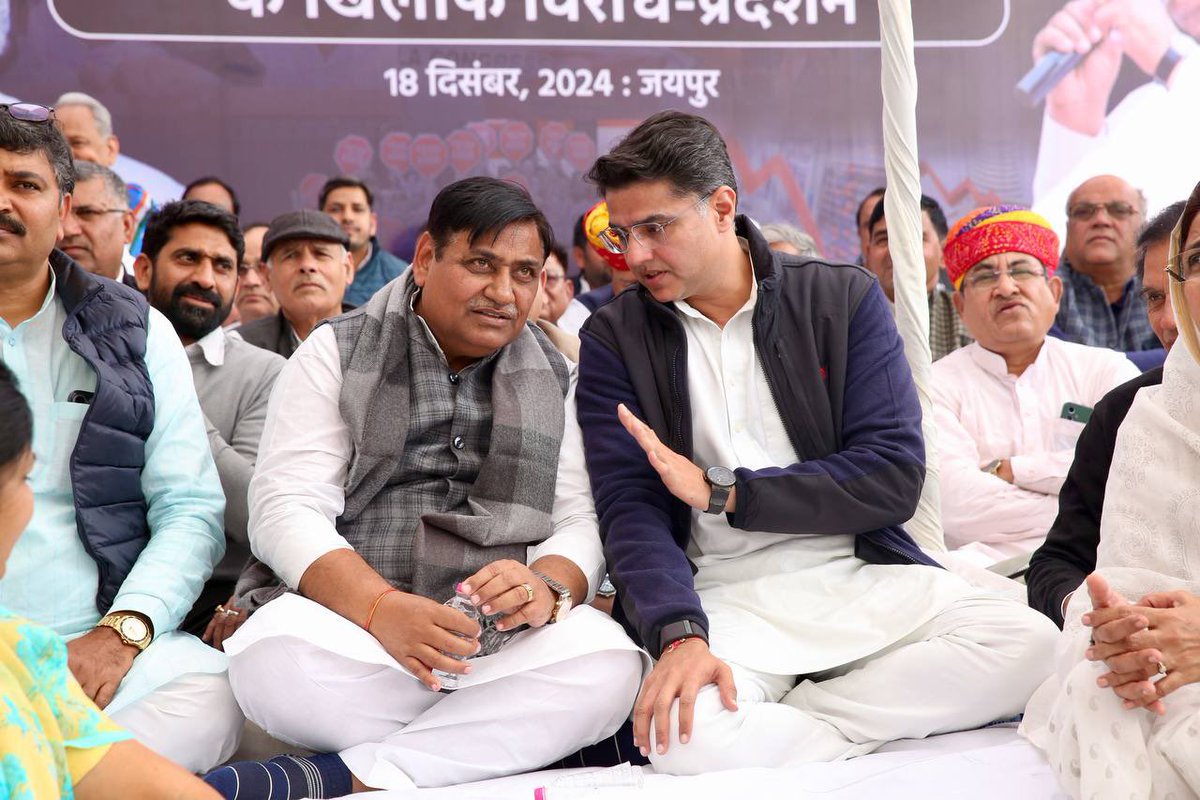 SachinPilot's tweet photo. केंद्र सरकार सदैव पूंजीपतियों की हितैषी रही है। किसान दिल्ली की सीमा पर बैठे हैं, अपना अधिकार मांग रहे हैं, लेकिन उन पर लाठी-डंडों एवं आसूं गैस के गोले दागे जा रहे हैं।

वही दूसरी ओर बड़े-बड़े पूंजीपतियों को एयरपोर्ट एवं रेलवे स्टेशन जैसी देश की संपत्तियां देकर सरकार उनके खजाने भर रही है।

मणिपुर महीनों से हिंसा की आग में जल रहा है लेकिन सरकार चुप्पी साधे बैठी है। लेकिन इस परिस्थिति में हम चुप नहीं बैठेंगे।
सड़क से लेकर सदन तक हम संघर्ष करेंगे, जनता की आवाज मजबूती से उठाएंगे।

प्रदेश कांग्रेस कमेटी द्वारा आयोजित राजभवन मार्च में सम्मिलित हुआ।
📍जयपुर