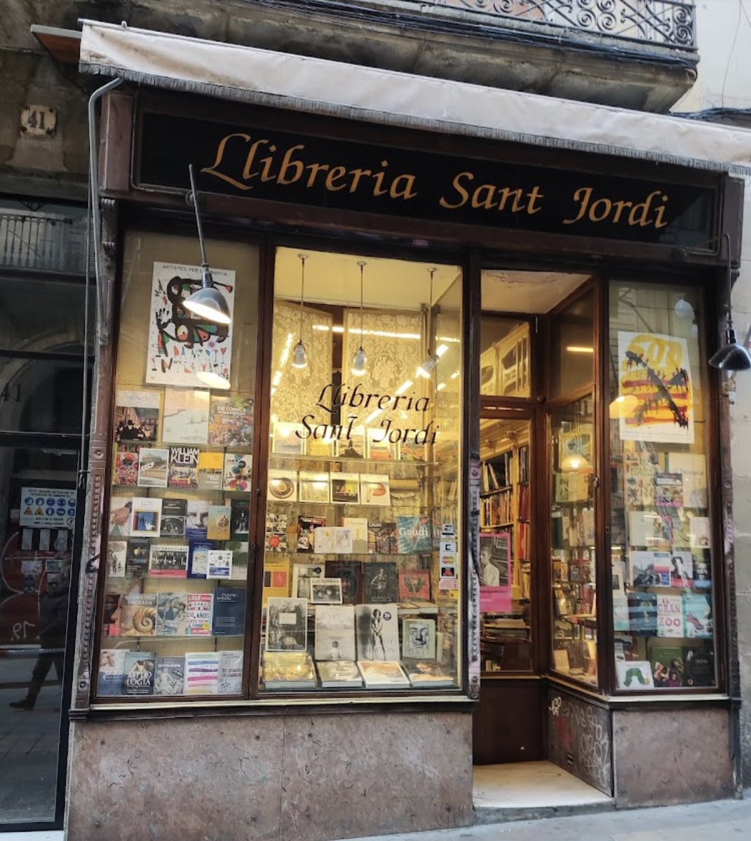 Elisendalamany's tweet image. En Josep era el propietari de la llibreria Sant Jordi, al carrer Ferran, a #Barcelona. Va morir la setmana passada. 
Ara, els seus amics i família han fet lots regal per Nadal i ens demanen que en fem difusió perquè tenen molts llibres i han de deixar la botiga.