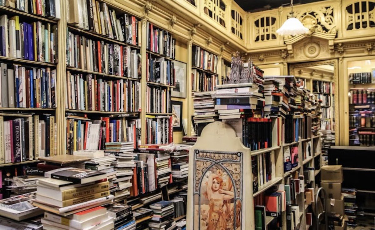 Elisendalamany's tweet image. En Josep era el propietari de la llibreria Sant Jordi, al carrer Ferran, a #Barcelona. Va morir la setmana passada. 
Ara, els seus amics i família han fet lots regal per Nadal i ens demanen que en fem difusió perquè tenen molts llibres i han de deixar la botiga.