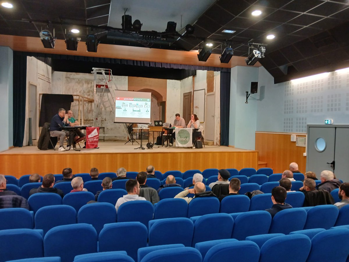 FNSEA44's tweet photo. [Vie syndicale🤝]
🗓 Les réunions syndicales organisées par la #FNSEA44 et @jeunesagri44 continuent en parallèle de Nort sur Erdre  à  Saint Gildas pour les fcsea du secteur pontchâteau Saint Gildas, et la carene!

#agriculture #loireatlantique #FNSEA https://t.co/PWenrotTPM