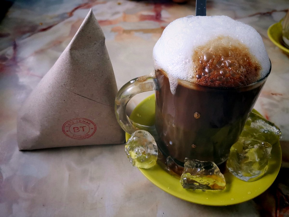 HasrolHarith's tweet photo. 3 things to keep quiet.😉
1) Your love life. 
2) Your income. 
3) Your next move.

P/s: Kopi oldskool for oldskool people😁
#YourMetalHeadAdvisor #minumpetang https://t.co/GlWSN4IWtL