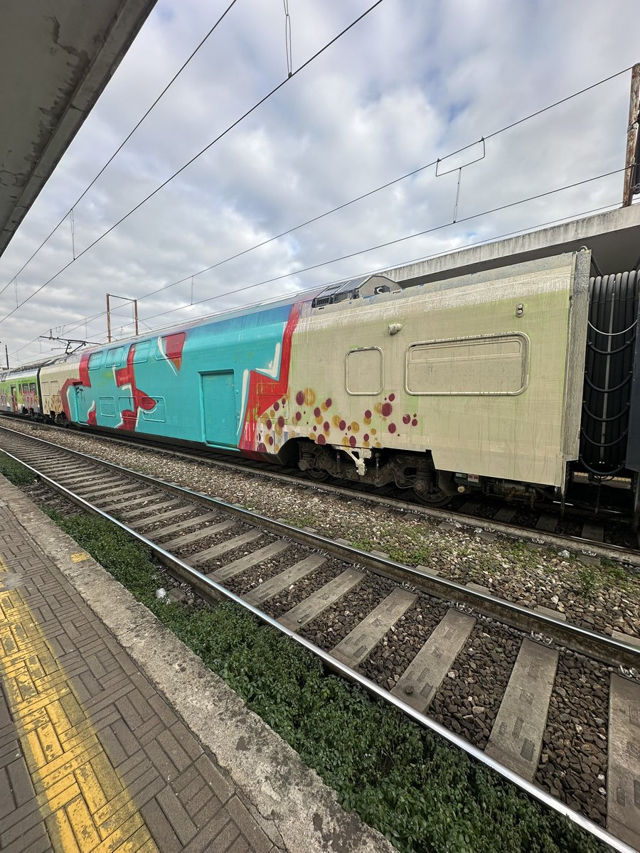 NotaMassimo's tweet photo. #trenord vi augura #buonviaggio o #nonsivedeuncazzo https://t.co/sm57oDiprW