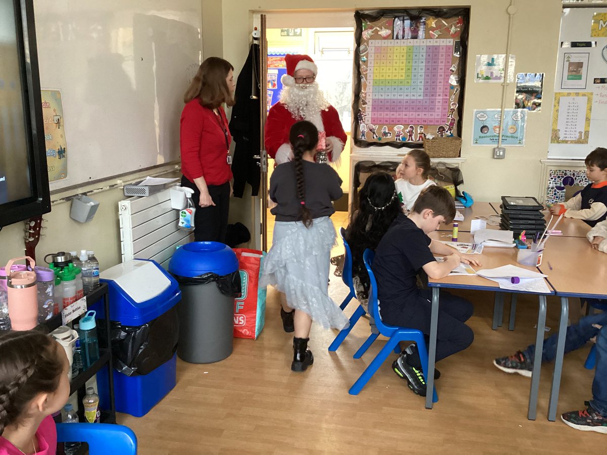 Miss Leary tweet media