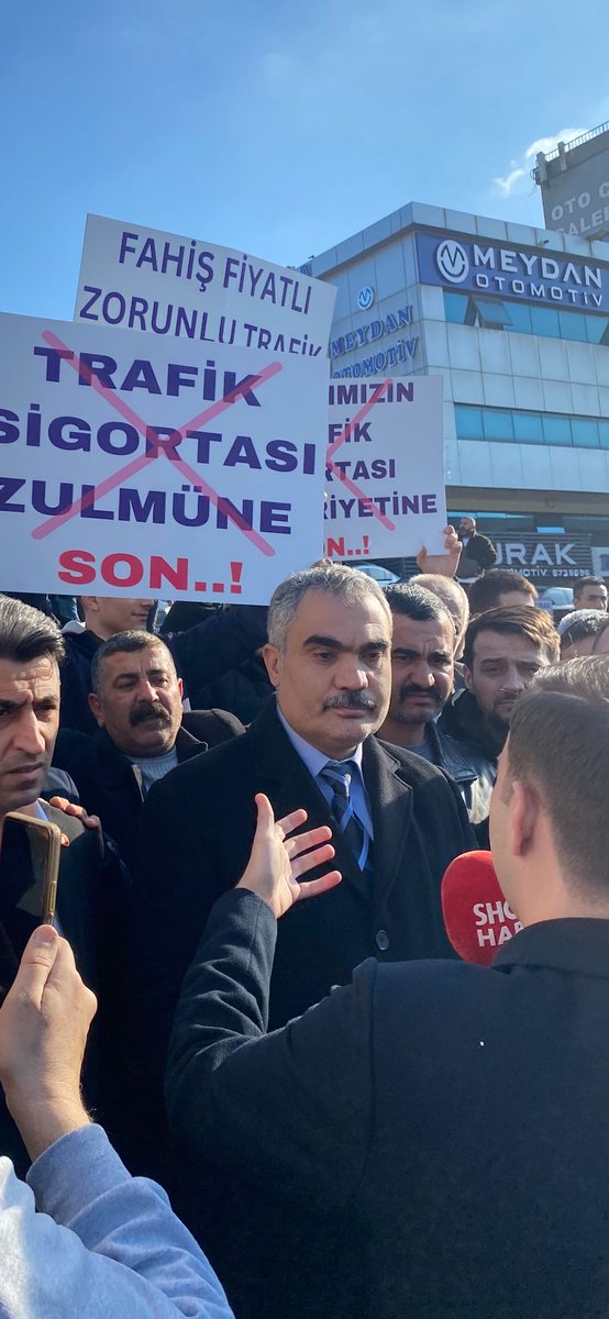 2. EL ARAÇ TİCARETİ YAPAN ESNAFLARIMIZ TEK YÜREK OLDU. SON DÖNEMDE UYGULAMAYA SOKULAN ARAÇ NOTER SATIŞLARINDA ALICIYA TRAFİK SİGORTASI YAPMA ZORUNLULUĞU VE sahi̇bi̇nden.COM İLAN SİTESİNİN FAHİŞ ÜYELİK ZAMLARI SEBEBİYLE OTOCENTER MEYDANINDA BİR BASIN AÇIKLAMASI İCRA EDİLDİ.