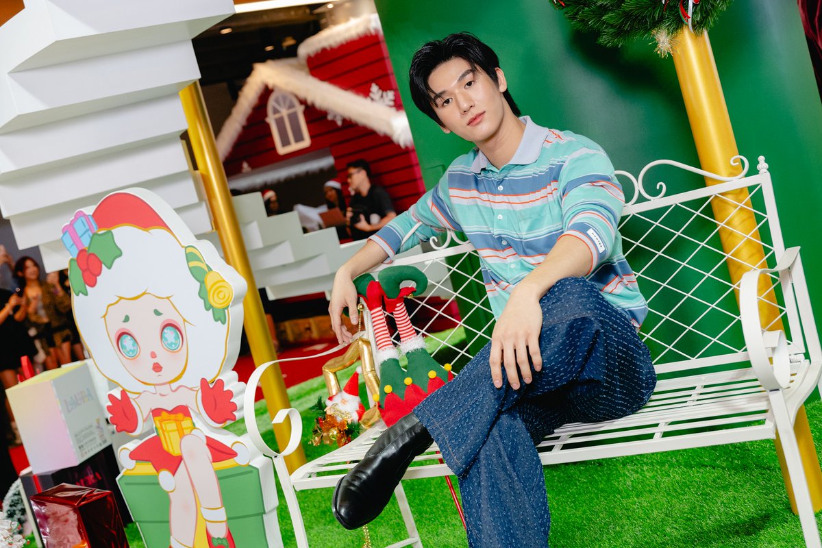 mintmag_th's tweet photo. ถูกใจนักสะสม! 2 หนุ่ม #มอสแบงค์ ร่วมงานเปิดตัว Siam Center PONY ON WHEEL X TOYCITY Pop-Up ป็อปอัปสโตร์ครั้งแรกในประเทศไทย ที่งานน���้จัดเต็ม 3 คาแร็คเตอร์สุดฮอต ทั้ง MONBOO, MR. PA และ LAURA กับคอลเล็กชั่นสุดเอ็กซ์คลูซีฟที่ถูกสร้างสรรค์ขึ้นมาเพื่องานนี้โดยเฉพาะ แถมด้วยสินค้า PONY ON WHEEL แบบลิมิเต็ดเอดิชั่น ตามไปพบกับงานนี้กันได้แล้วตั้งแต่วันนี้ - 7 มกราคม 2568 ที่โซนเอเทรียม 1 สยามเซ็นเตอร์ 💚

#MosBank
#SiamCenterARTofTOY
#ONESIAMCelebration2024
#SiamCenter
#MintNews