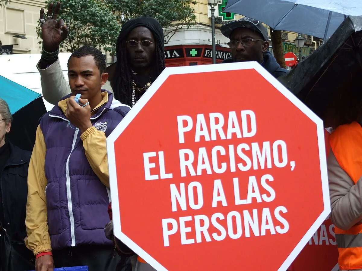 Hoy 18 de diciembre Día Internacional de las personas migrantes, impulsamos campaña #ParadelRacismo #NoalaPerfilaciónRacial junto con <a href="/ris_org/">RIS</a> <a href="/centre_IRIDIA/">IRÍDIA</a> y más colectivos para pedir la prohibición del perfil racial en las labores policiales de parada e identificaciones ¡Hilo!