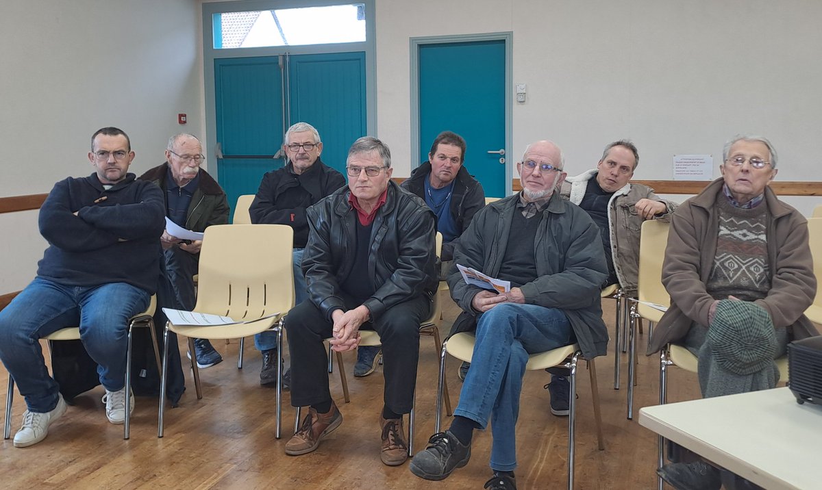 fdsea53's tweet photo. [#Corvidés] A #SaintSamson #Preenpail, dans le Nord de @lamayenne, nouvelle réunion d'informations @fdsea53 et @POLLENIZ_PDL pour réguler les corbeaux freux et les corneilles noires. Échanges avec quelques-uns des bénévoles ce matin. 🤝🔎🐦‍⬛  @FRSEA_PDL @FNSEA https://t.co/4khlyGJHu4