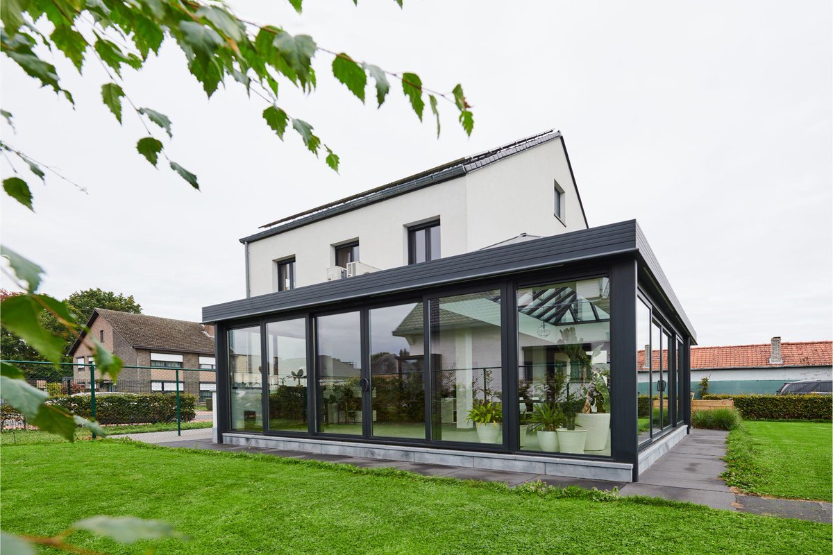 WillemsVerandas's tweet image. 👨‍👩‍👦 Meer ruimte voor een groeiend gezin door een moderne leefveranda met houten details en een geïntegreerde pergola. #WillemsVerandas bracht stijl, comfort en functionaliteit samen voor de familie De Wilde.

📖 Lees hun verhaal in onze nieuwste blog: hubs.la/Q02ZNbbt0