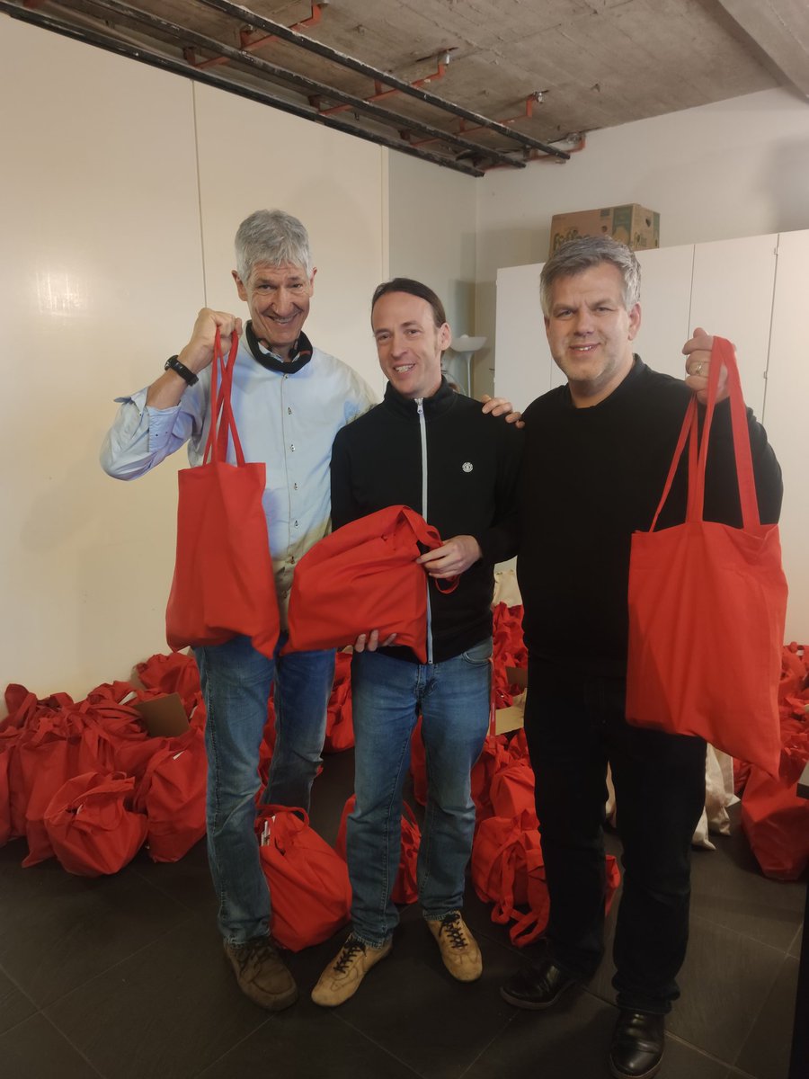 Heute beim Packen der Weihnachtspäckchen bei der traditionellen Aktion der Friedrichshain-Kreuzberger Senior:innenvertretung. Hier mit Pascal Meiser und Ben Eberle. <a href="/SPD_BVVXhain/">SPD-Fraktion in der BVV Friedrichshain-Kreuzberg</a> <a href="/SPDXHain/">SPD XHain</a> #xhain