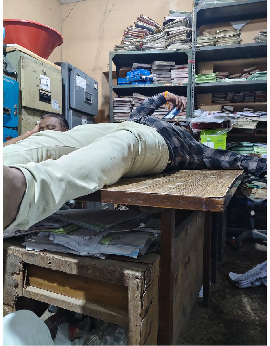 Kamlesh30248123's tweet image. #narendramodi
#Cm_mohan_yadav
#bankofindia 
#aajtaknews
#bansal news

ये है बैंक ऑफ इंडिया के कर्मचारी जो सर्वर बन्द का बहाना लेकर सो रहे है 
ओर बेचारे कस्टमर परेशान हो रहे है ये बैंक MP खण्डवा जिले की बरुड शाखा है