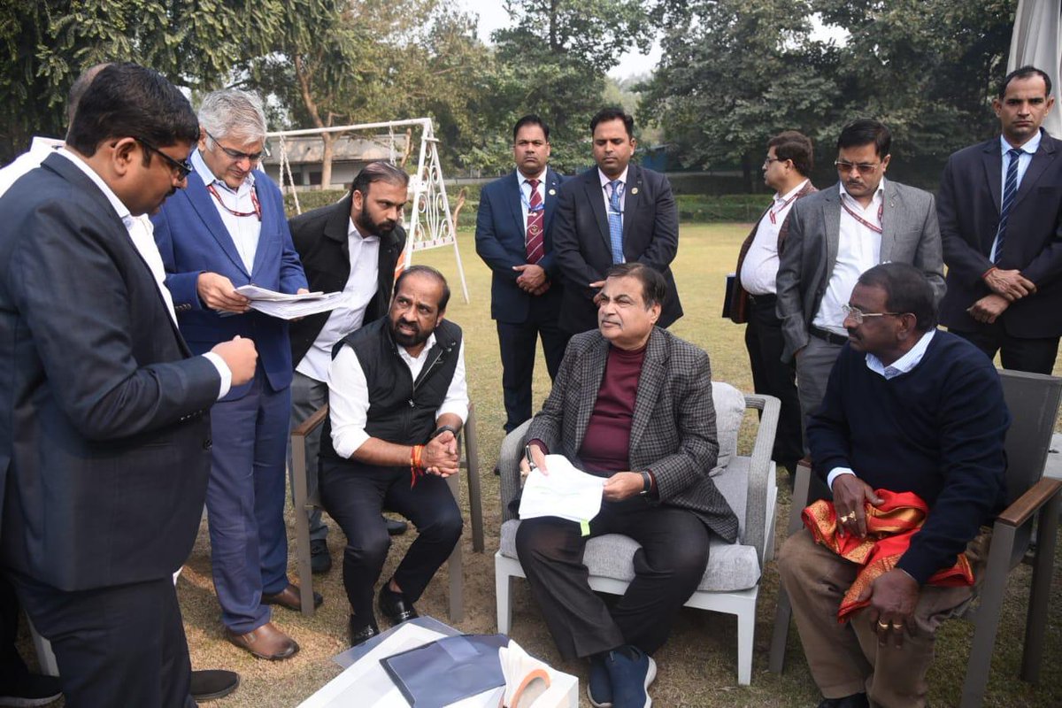 satyakumar_y's tweet photo. Called on Hon'ble Union Minister Sri @nitin_gadkari ji, accompanied by MoS Sri Srinivasa Varma ji &amp; MLA Sri @PithaniOffl ji, to discuss the approval of key highway projects and CRF works for Andhra Pradesh, including focused development in my constituency, Dharmavaram. https://t.co/tTI3oDgStz