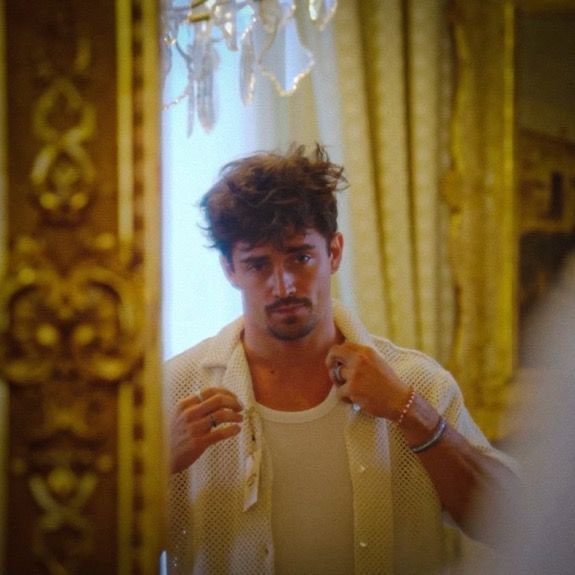 RemuslupinP's tweet image. Sleep tomorrow, but tonight go crazy all you gotta do is just meet me at the 아파트.

#lumos