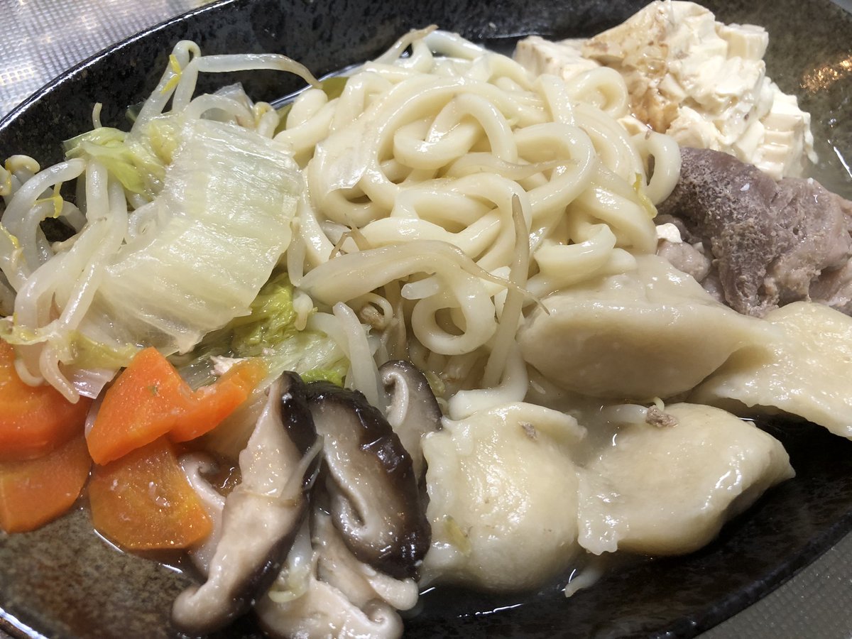shr4649555's tweet photo. ✨✨完成?✨✨

うどん鍋🍲です💦
コンセプトが定まってないです😅
出汁は 寄せ鍋つゆを使用しました✨

さぁ食べましょ(●´ω｀●)
#今日の晩ご飯
盛り付け例？ https://t.co/FmctaU4FwL