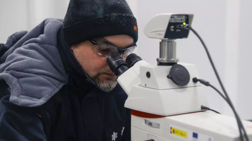 ActisAndres's tweet photo. Nada mejor que combatir al algoritmo que promueve la anticiencia con un hilo (¡que sea viral!) sobre quienes en silencio y con perfil bajo aportan EVIDENCIAS sobre el cambio climático.

El laboratorio vasco a -30ºC que busca reconstruir la historia climática del planeta.

🧵 https://t.co/MfjChnGpiU