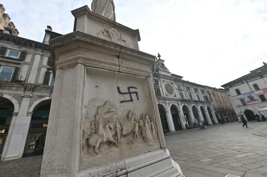 AlekosPrete's tweet photo. Questa è Brescia, a pochi giorni dal corteo neofascista. #matrice https://t.co/yzqVziSQFy