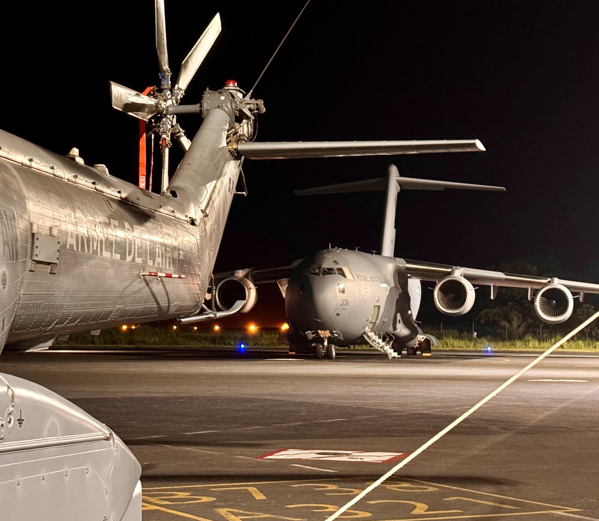 🇫🇷🇻🇺 #Séisme Ce soir sur le tarmac à Port-Vila, il y avait un C17 australien et un hélicoptère Puma et un CN-235 Casa français. Demain, d'autres moyens français, australiens et néo-zélandais. Comme d'habitude en cas de catastrophe naturelle, l'accord #FRANZ (🇫🇷🇦🇺🇳🇿) est activé.