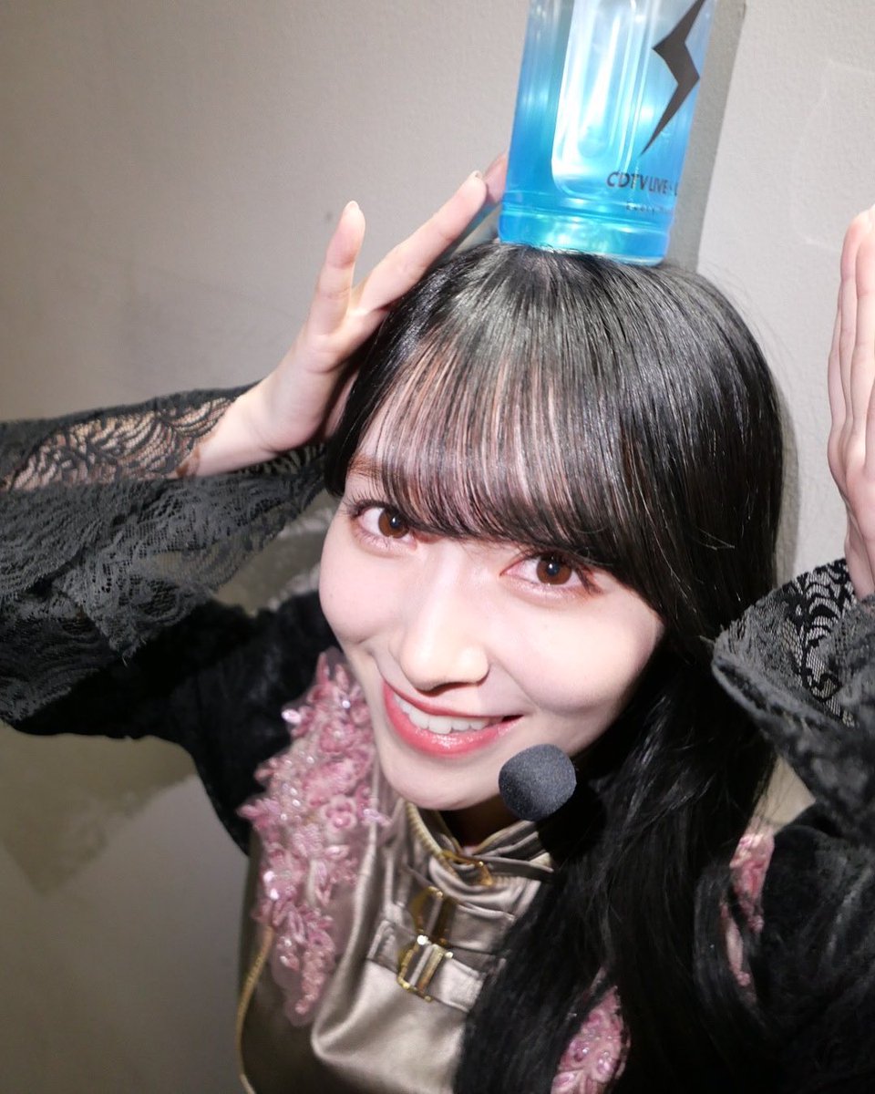 麗奈ちゃんインスタ更新ありがとう。 頭乗っけてるの可愛い❤ #櫻坂46