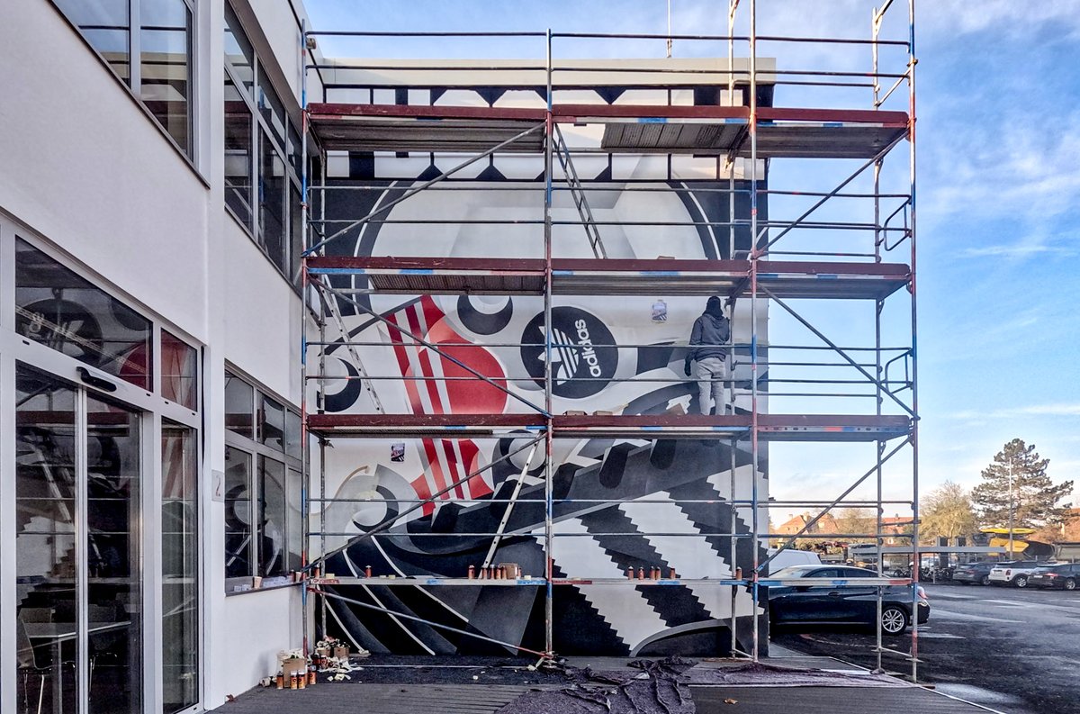andreaspreis's tweet image. I am ending this year just like I started it with another mural. This time I was lucky enough to paint for Adidas in Scheinfeld, where they still manufacture all the made2measure shoes for players like Messi and Toni Kroos. This one's around 6.5 to 8.3 meters. Lots of fun!