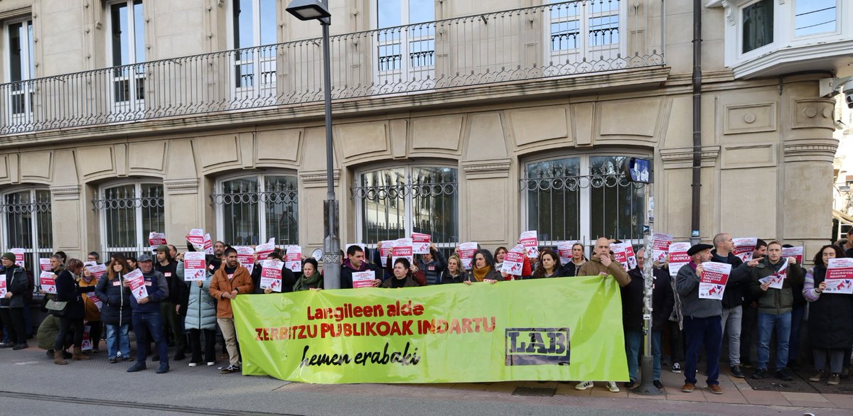 LABsindikatua's tweet image. ➡️ Hemos exigido unos presupuestos dignos para reforzar los servicios públicos ante los dos parlamentos de Hego Euskal Herria

📢 Nos hemos movilizado en Gasteiz e Iruñea

🔗 labur.eus/qptAe