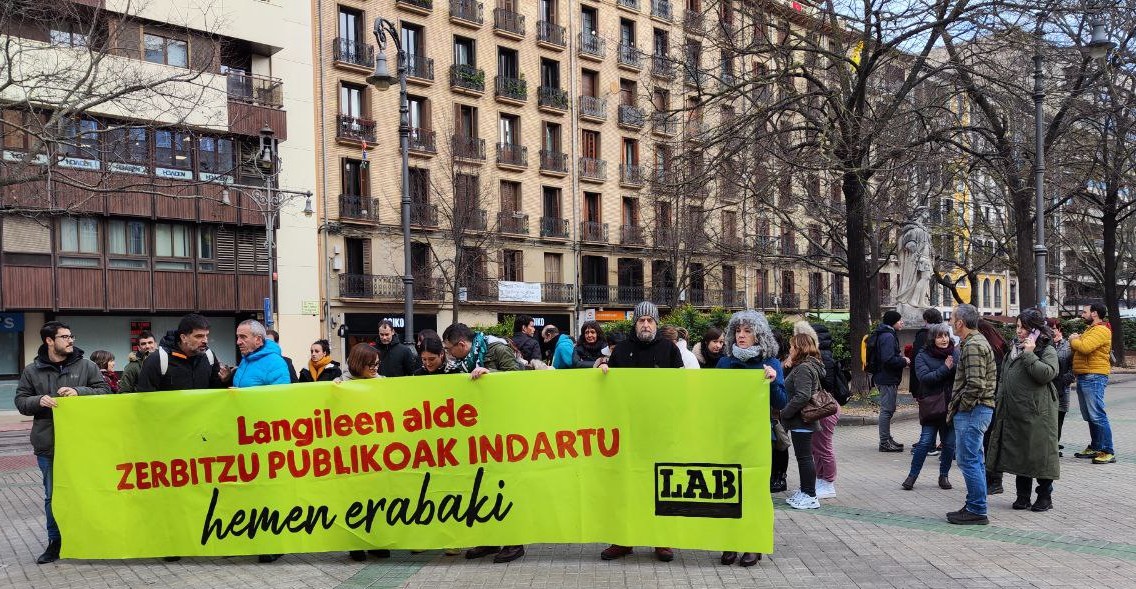 LABsindikatua's tweet image. ➡️ Hemos exigido unos presupuestos dignos para reforzar los servicios públicos ante los dos parlamentos de Hego Euskal Herria

📢 Nos hemos movilizado en Gasteiz e Iruñea

🔗 labur.eus/qptAe