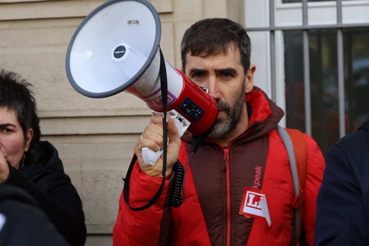 LABsindikatua's tweet image. ➡️ Hemos exigido unos presupuestos dignos para reforzar los servicios públicos ante los dos parlamentos de Hego Euskal Herria

📢 Nos hemos movilizado en Gasteiz e Iruñea

🔗 labur.eus/qptAe