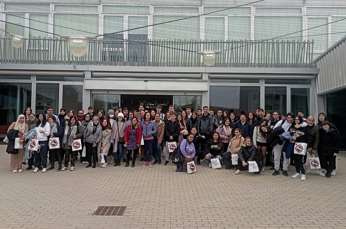 Seguimos recibiendo visitas de los futuros pasteleros, reposteros y confiteros de nuestro país. En esta ocasión, alumnos y profesores del IES Vicente Verdú de Elche han querido conocer de primera mano los secretos del turrón con #igpjijonayalicante
#jijona #turrondejijona