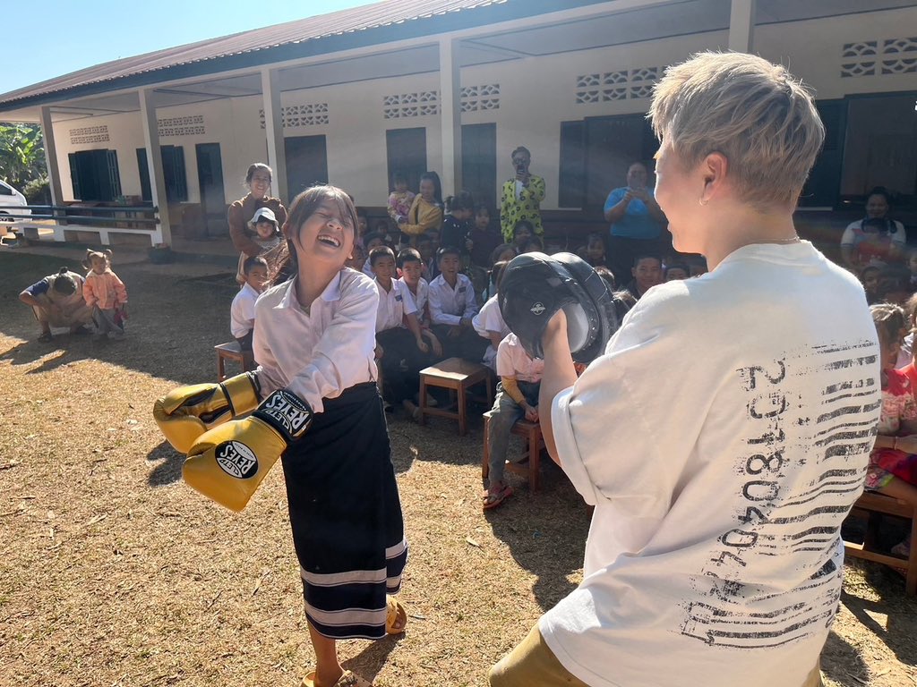 takerusegawa's tweet photo. 今日はラオスの学校を回ってキックボクシング教室🇱🇦🥊
みんな元気で明るくてパワーもらった✨
文房具などのクリスマスプレゼントと
飲料水浄化装置の設置とトイレの修繕費用などを寄付してきました！
みんなが衛生的な良い環境で
夢や目標に向かってくれますように🙏🏼 https://t.co/DeWJQKsUI8