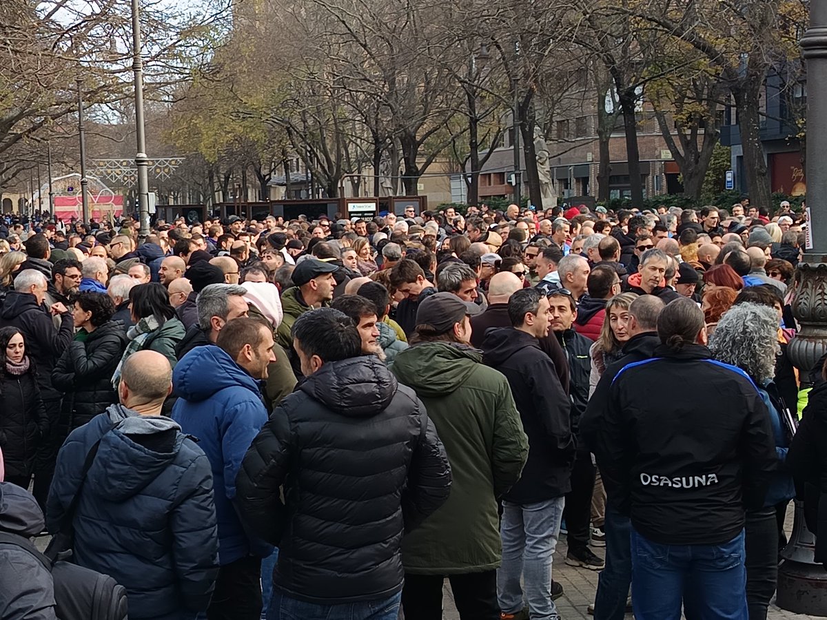 AhotsaInfo's tweet image. BSHko langileen kontzentrazioa Parlamentuaren aurrean. Larunbateko manifestazioan parte hartzera deitu dute.