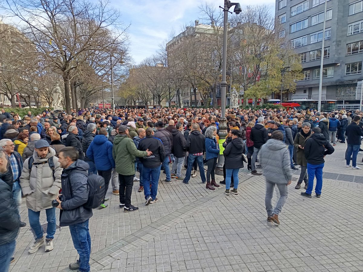 AhotsaInfo's tweet image. BSHko langileen kontzentrazioa Parlamentuaren aurrean. Larunbateko manifestazioan parte hartzera deitu dute.