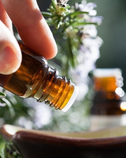 Hunting for a unique Christmas gift? How about creating lasting memories with our natural perfumery workshop? Your loved ones will enjoy crafting personalised fragrances. A gift that lasts beyond Christmas! Book now! 🎁🌿

vist.ly/3mq7e86 
#perfumery #gifting